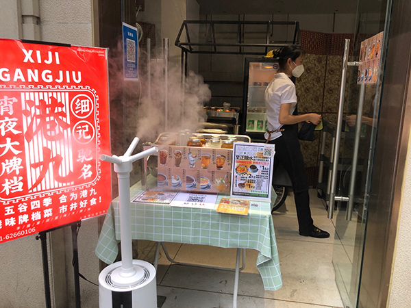 在位于茂名南路上的丰盛里，原本在二楼的港九大牌档在一楼设窗口卖甜品。