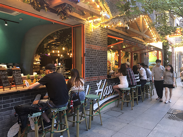 丰盛里，餐厅外摆位上客人喝酒、喝饮料聊天。