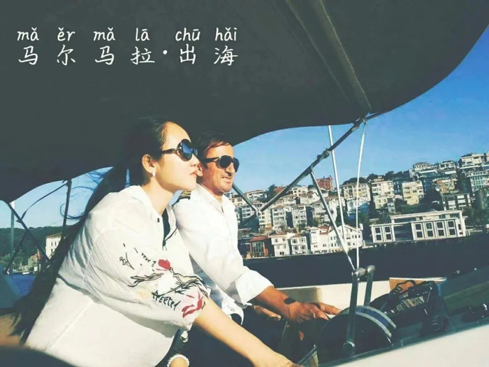 2018年9月，田佳玮（图左）作为媒体人受当地政府邀请到土耳其参观。图为其在土耳其马尔马拉海驾船。受访者供图