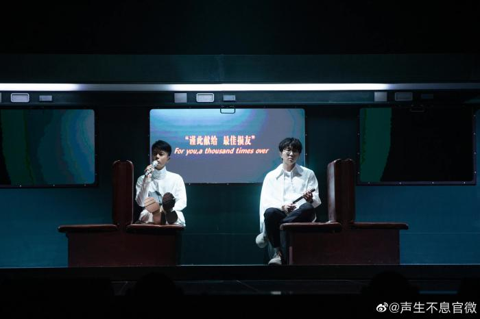 李克勤与毛不易。图片来源：芒果TV《声生不息》节目官方微博