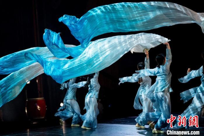 “《紫荆花开》跨媒体音乐汇演”有舞蹈表演。　主办机构 摄