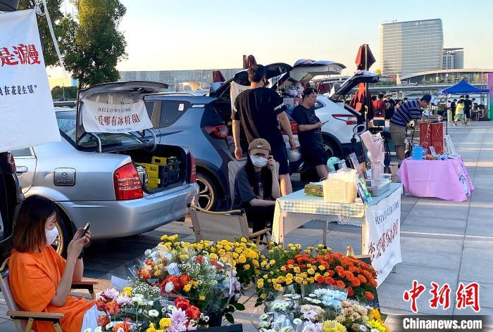 后备箱市集，风格文艺又时尚，就像微缩版的精品商店和创意工厂。　崔佳明 摄