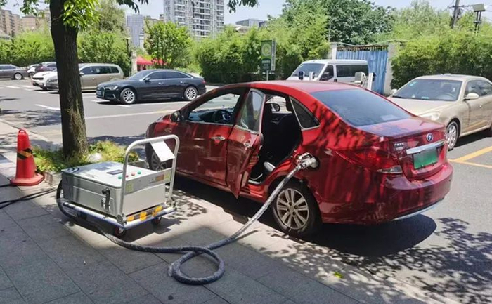 ▲为减少充电等待时间，不少消费者私自使用直流快充设备为车辆充电。吴博峰/摄