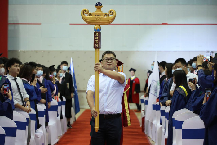 2021年海南大学学术权杖。海南大学新闻网 图