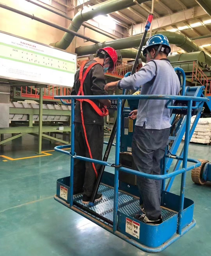 2020年7月，陈烁在一家卷烟厂进行消防检测工作。受访者供图