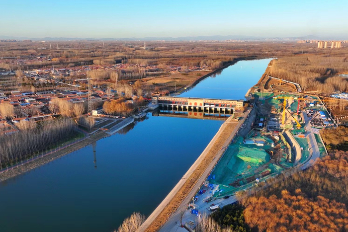 今年年初，正在建设中的杨洼船闸冬季也没有停工。