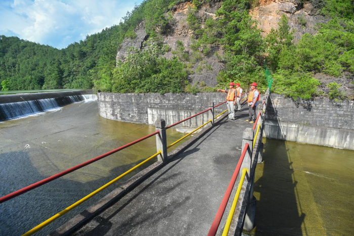 　　6月24日，在湖南省永州市道县廊洞水库，工作人员巡查大坝情况。新华社记者 陈泽国 摄