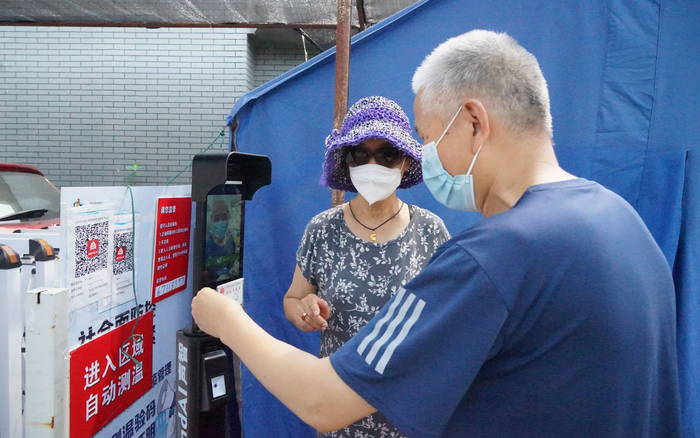 体育馆路街道率先在两个卡口安装“智能守门员”，居民无须摘口罩即可完成人脸识别查验。东城区供图