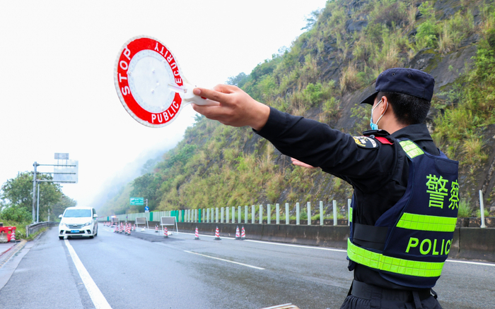 玉溪市公安局禁毒支队流动警务站对过境车辆及人员开展公开查缉。受访者供图