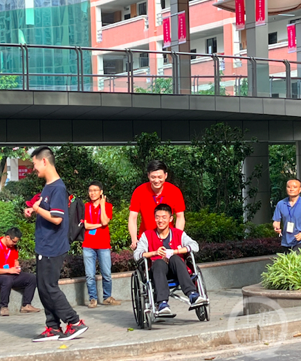 老师推着胡立宇参加高考