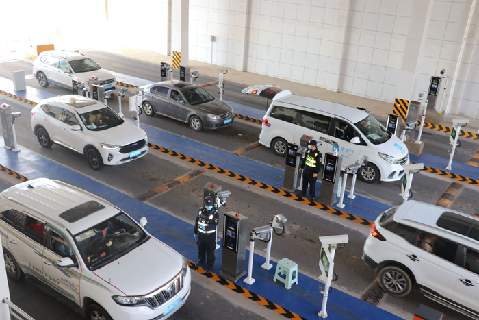 玉溪市公安局禁毒支队流动警务站对过境车辆及人员开展公开查缉。受访者供图