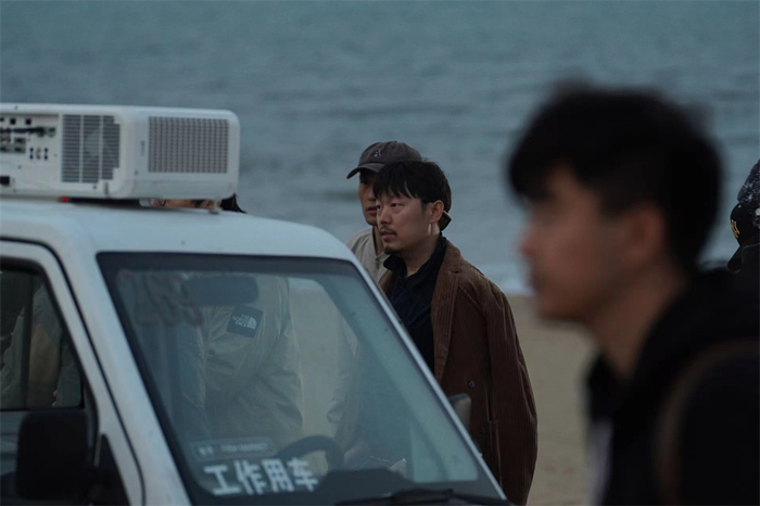 导演徐磊（中）在片场。