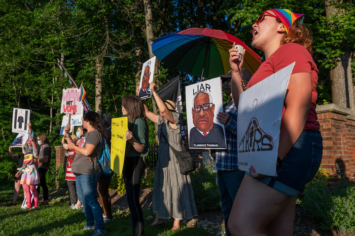 抗议者在保守派大法官托马斯家附近的社区入口抗议。图自美媒