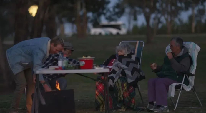 房车之家中，众车主一起露营。来源/纪录片《澳大利亚房车之旅》截图