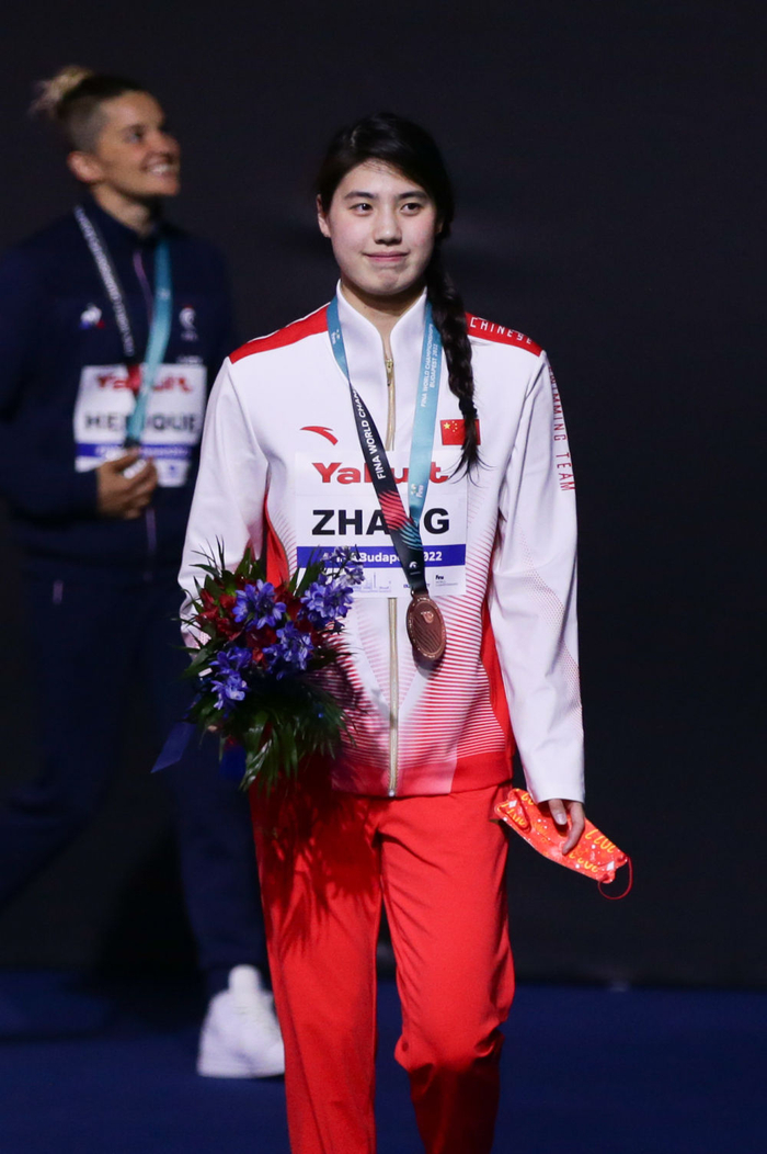 6月24日，张雨霏在女子50米蝶泳决赛颁奖仪式后。新华社记者郑焕松摄