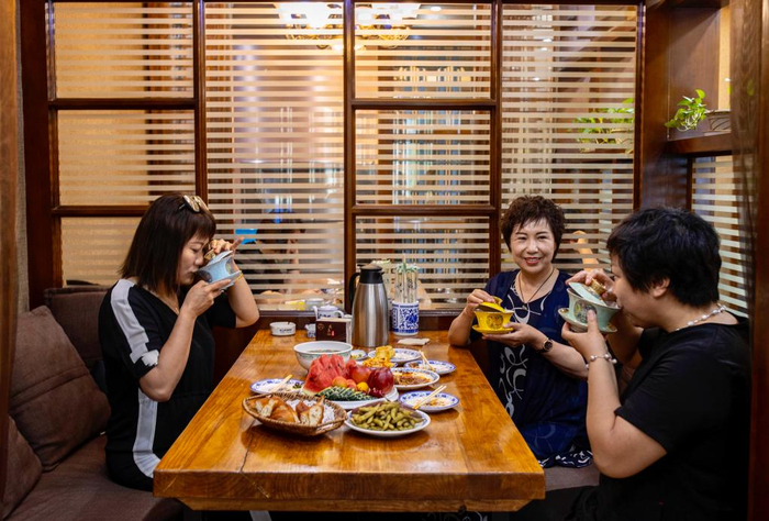 　　顾客正在吴忠市一家“老字号”早茶店喝早茶。（新华社记者杨植森 摄）