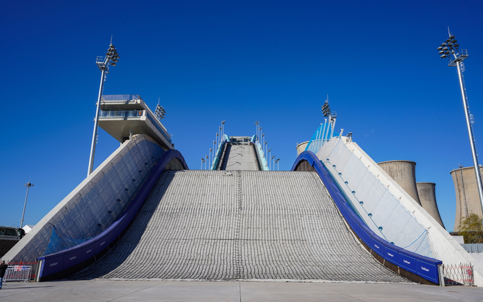 首钢滑雪大跳台主体结构为钢构架，用钢达4100吨，均采用首钢自产钢材。  新京报记者 陶冉 摄
