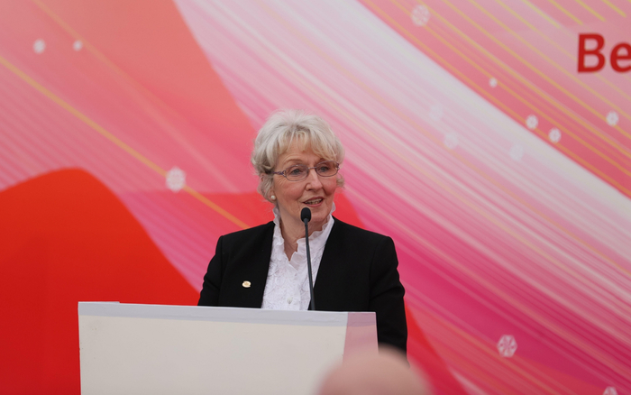 北京冬奥会期间，世界壶联主席凯特盛赞“冰立方”。  资料图/新京报