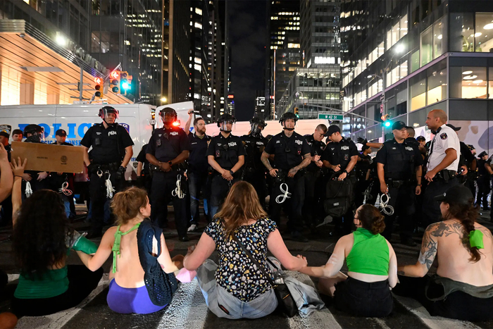 美国民众抗议最高法院裁决 图源：纽约邮报