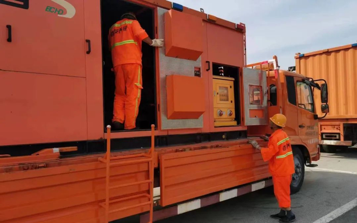 ▲工作人员检查应急排水车辆的设备状态。首发养护供图