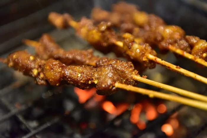 △ 烤羊肉串 图源：Pixabay啤酒和烤肉不只是兰州人的专属。