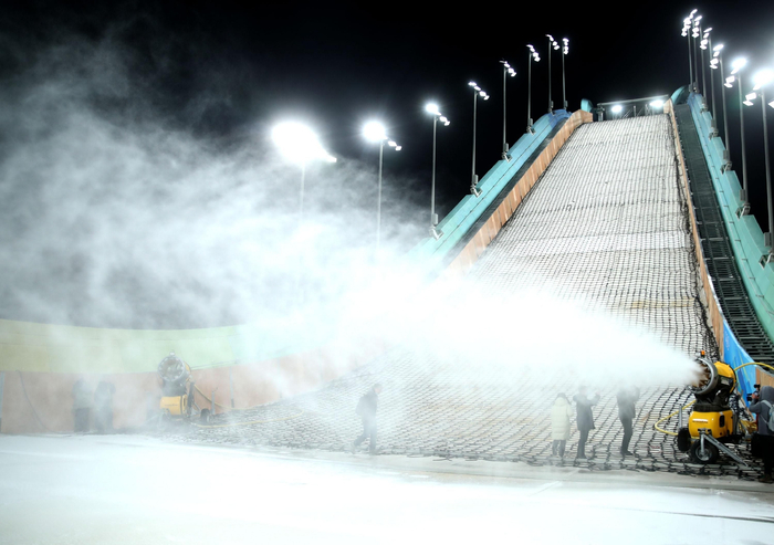 首钢滑雪大跳台上的造雪设备正在造雪。   新京报记者 浦峰 摄