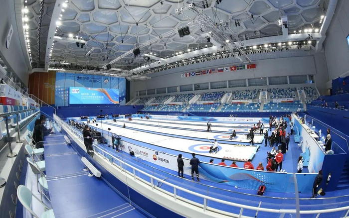 场馆东侧的大屏幕面积170平方米，可以真实尺寸展现4条赛道大本营的实时画面。  图/黄珩