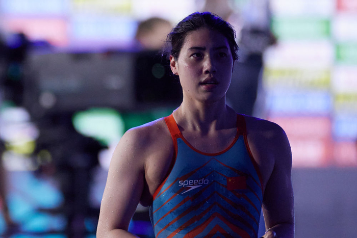 6月25日，张雨霏在女子50米自由泳决赛后退场。新华社记者孟鼎博摄