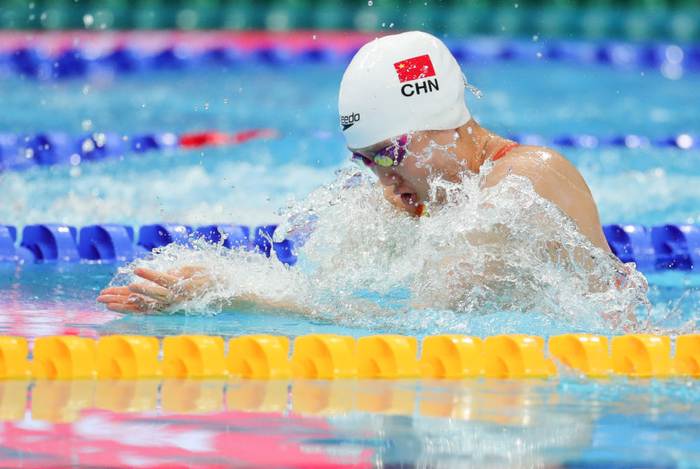 6月24日，唐钱婷在女子50米蛙泳半决赛中。新华社记者郑焕松摄