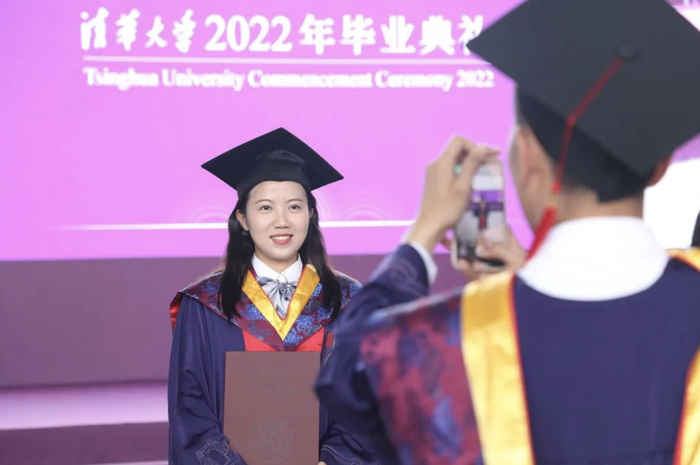 毕业生参加学位授予仪式。受访者供图