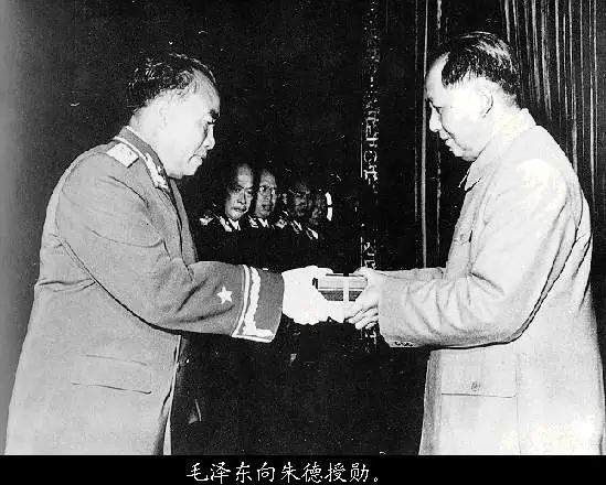 ▲毛泽东授予朱德元帅三枚一级勋章