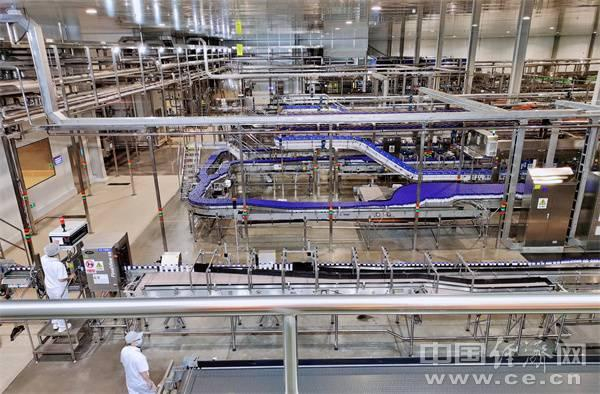 图为宁夏伊利乳业有限责任公司生产线。中国经济网记者马常艳摄 