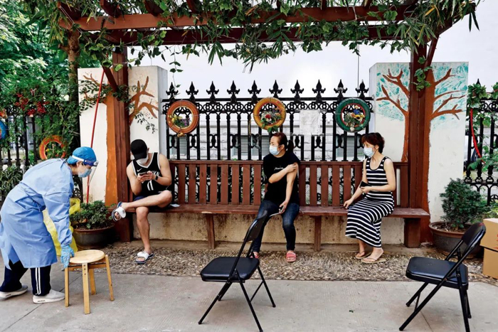 5月25日，上海市长宁区昭化东路200弄小区，居民接种疫苗后在户外留观区域等待。摄影/本刊记者 殷立勤