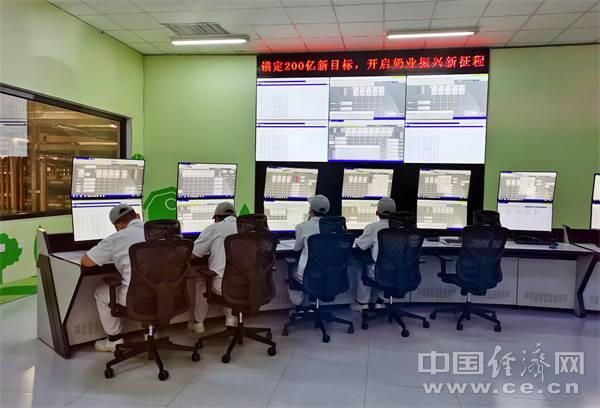 图为宁夏伊利乳业有限责任公司生产车间的中央控制室。中国经济网记者马常艳摄 