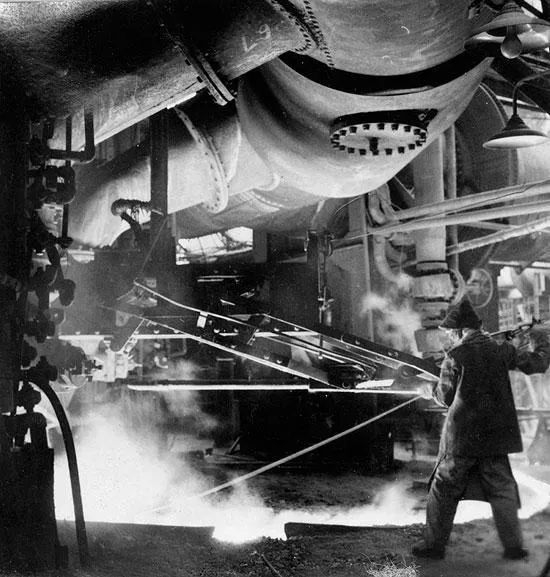 1956年3月，辽宁鞍钢炼铁厂“共青团”号高炉，炼铁工人正在紧张地工作（铁矛/摄）