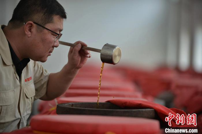 工艺师正在检查羊羔美酒的陈化贮存情况。　李明发 摄