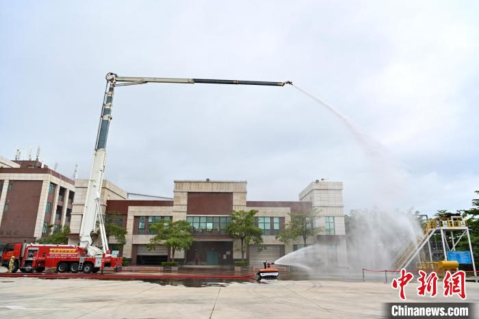 国家危险化学品应急救援惠州队在救援演练中使用高喷消防车 陈骥旻 摄