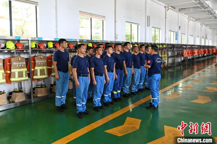 国家危险化学品应急救援惠州队队员在消防车车库内集合 陈骥旻 摄