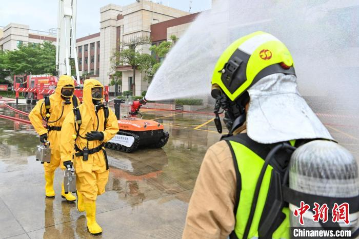 国家危险化学品应急救援惠州队队员进行模拟苯乙烯泄漏救援演练 陈骥旻 摄
