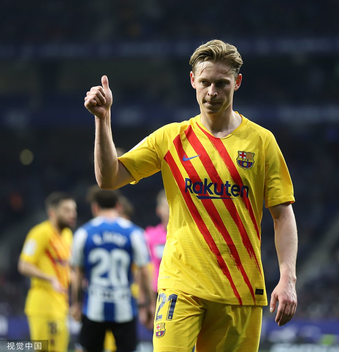 巴萨针对德容的转会和曼联开始了拉锯。