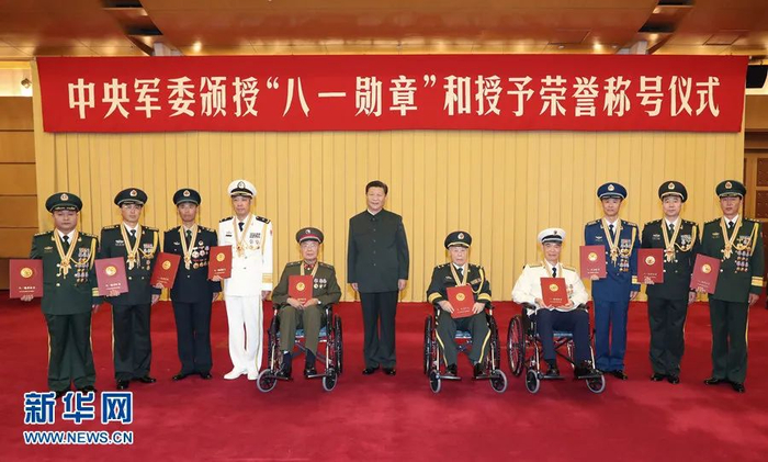 ▲习近平主席和10位“八一勋章”获得者合影