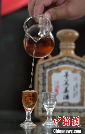 羊羔美酒呈现琥珀色泽，口感醇香。　李明发 摄