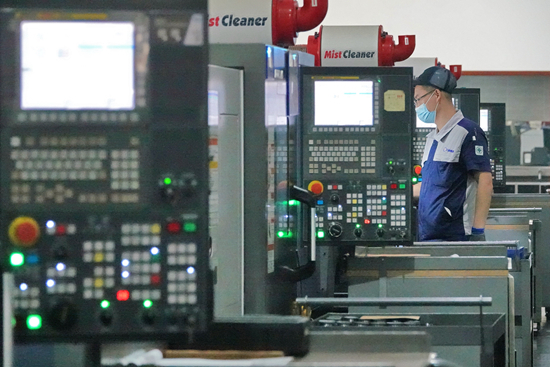 &nbsp;&nbsp;&nbsp;&nbsp;6月8日，山东烟台艾迪精密机械股份有限公司，工人操作智能机床制造工业机器人。&nbsp;视觉中国供图