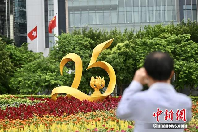 2022年6月22日，香港市民在金钟添马公园拍摄“花悦满城”庆回归花艺摆设。中新社记者 李志华 摄