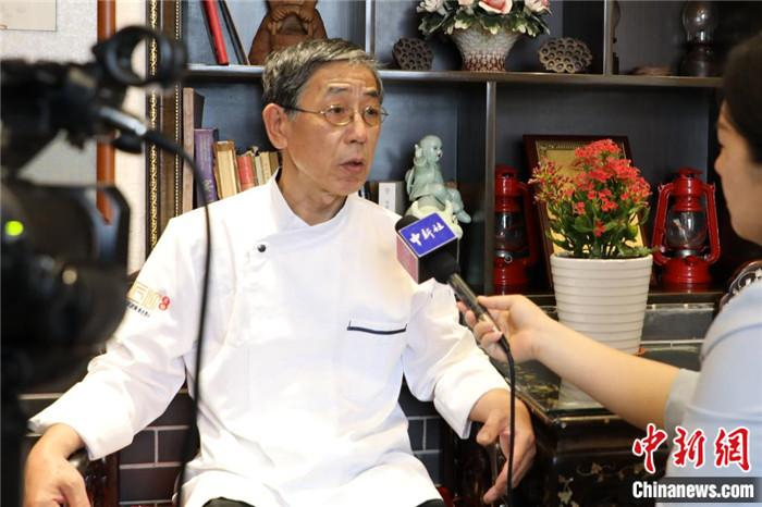 燕喜堂高级烹饪师邓君秋接受记者采访。李明芮 摄