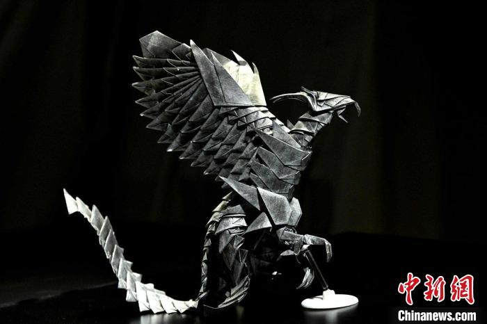 陈柏熹作品“凤凰”。　香港特区政府新闻网 摄