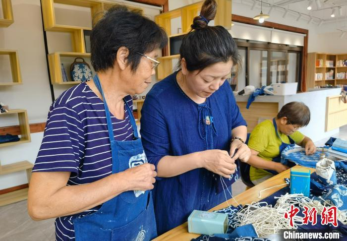 张剑峰指导雷山村老人缝制 段凌云供图