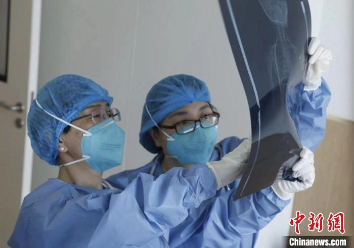 ACH患儿的父母均不携带致病基因，是由胎儿自身的FGFR3基因突变引起。　上海瑞金医院供图