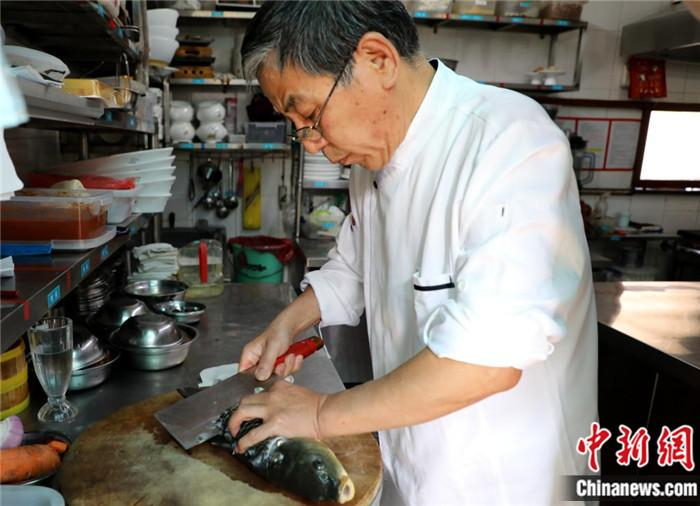 去鱼线，上面打七刀，下面打八刀，“正所谓‘七上八下’。李欣 摄