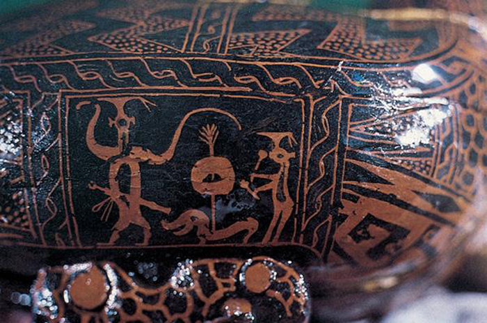 曾侯乙墓出土的彩绘鸳鸯形漆盒另一面局部画面